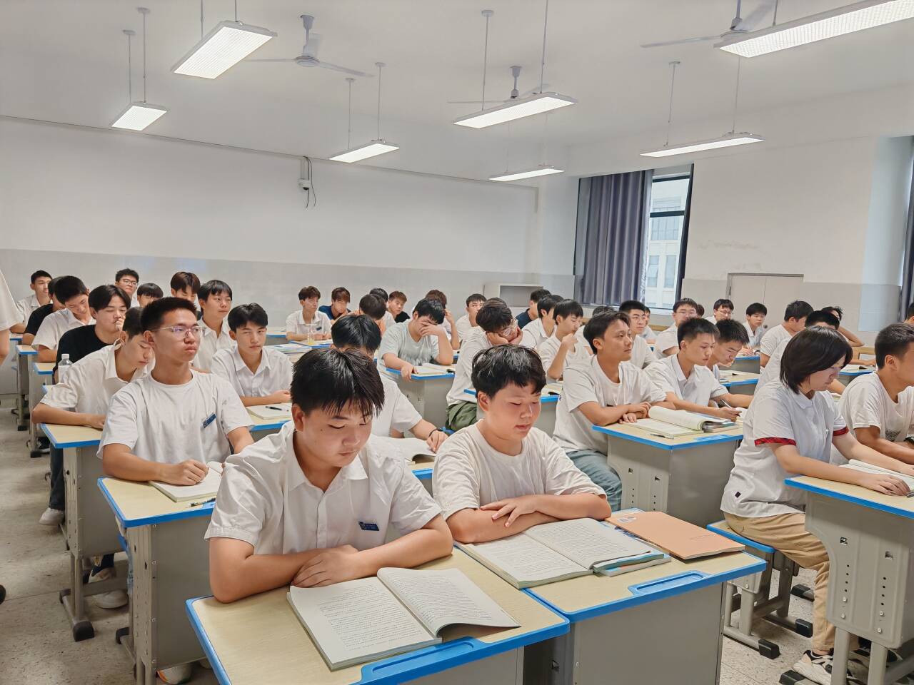 高考班学生正在认真学习